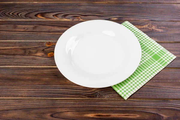Prázdný talíř dřevěný stůl pozadí. Pohled shora s kopií prostor — Stock fotografie
