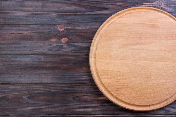 Tabla de cortar redonda sobre fondo de textura de madera vieja — Foto de Stock