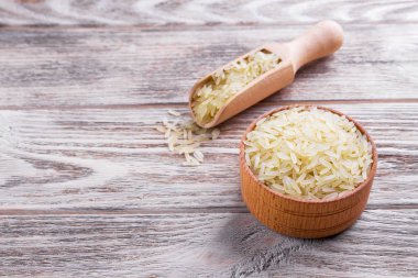 Tahta arka planda bir kasede pirinç