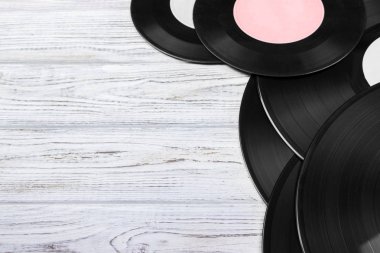 Üstten Görünüm ahşap arka plan üzerinde antik vinil kayıtların. retro tarzı filtre. Kopya alanı