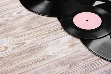 Retro vinil kayıtlar ahşap arka plan üzerinde en iyi görünümü. Metin için yer kopyalayın