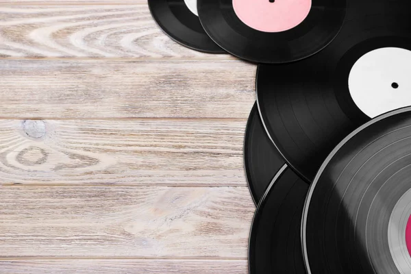 Retro vinyl records on the bright wooden background, selective focus. Top view. Copy space — Stock Photo, Image