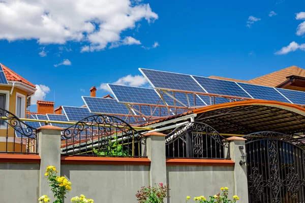 Toit avec panneau solaire réfléchissant le soleil, en arrière-plan un ciel bleu parfaitement sans nuages — Photo