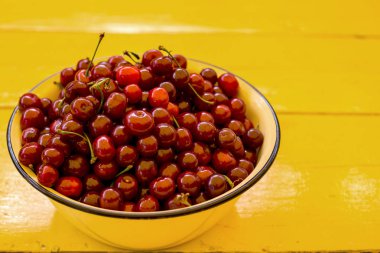 Olgun Kiraz ahşap masa üstünde. Yukarıdaki kopya alanı ile görüntüleyin.