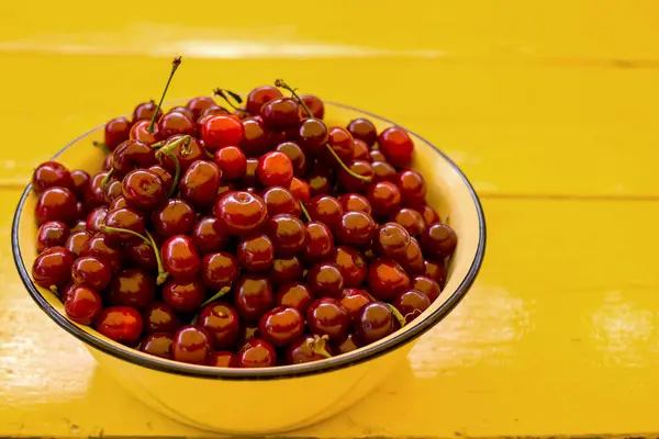 Olgun Kiraz ahşap masa üstünde. Yukarıdaki kopya alanı ile görüntüleyin.