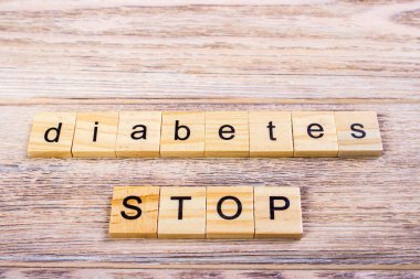 Word diyabet ahşap küpleri. Diyabet durdurmak. Ahşap bir masaya