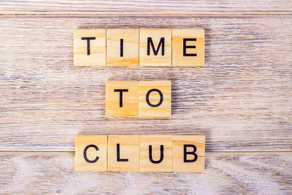 Tiempo para Club texto sobre cubos de madera — Foto de Stock