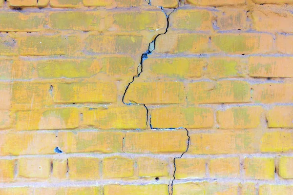 Background of old vintage dirty brick wall with peeling plaster. Background or texture. — Stock Photo, Image