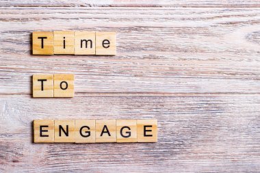 Tahta arkaplandaki küplere metin yazma zamanı