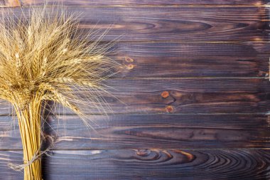 altın buğday bir kahverengi ahşap yüzeye yalan