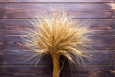 altın buğday bir kahverengi ahşap yüzeye yalan