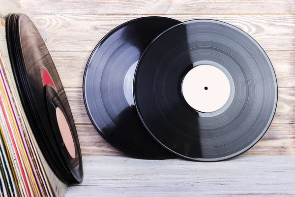 Görüntü eski vinil topluluğu tarz retro ahşap arka plan üzerinde kollu LP kayıt. Kopya alanı.