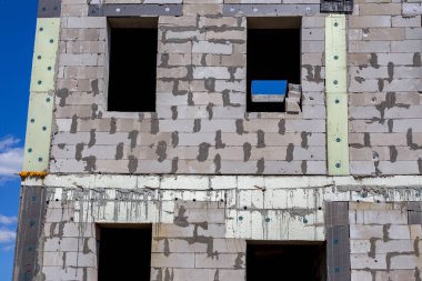 brick, halen inşası bitmemiş ev