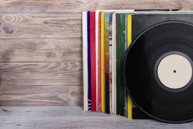 Görüntü eski vinil topluluğu tarz retro ahşap arka plan üzerinde kollu LP kayıt. Kopya alanı.