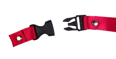 Yan yayın tokası plastik beyaz zemin üzerine kırmızı kemer naylon ile.