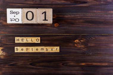 1 Eylül. 1 Eylül, takvim üzerinde ahşap arka plan görüntüsü. Geri okul kavramı. Eylül kelime Merhaba.