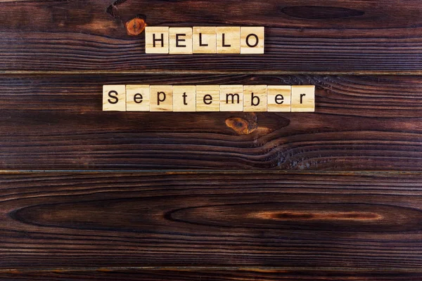 September Hallo word. Houten blokjes met Hello September — Stockfoto