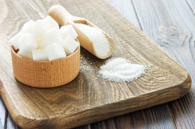 Ahşap kepçe ve şeker masada, closeup ile kase