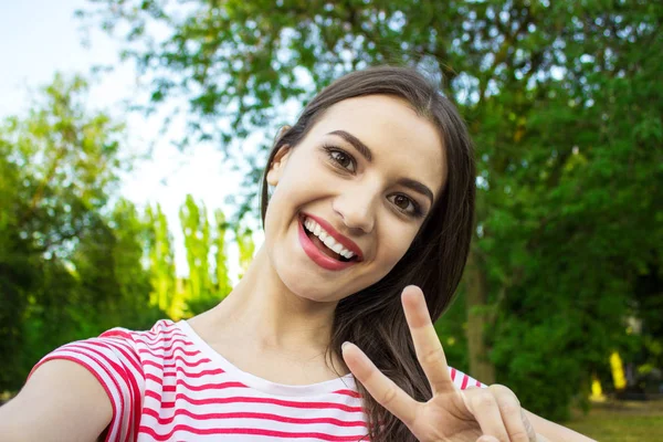 Piękna kobieta miejski biorąc obraz siebie, selfie. — Zdjęcie stockowe