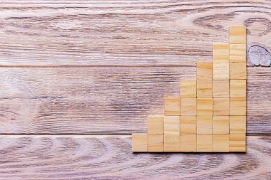 Tahta bloklar küp üzerinde siyah ahşap dokulu arka plan kopya alanı ekle kelime metin başlık için ile. Kavram ya da kavramsal ahşap blok merdiven ya da yedi adımlar. Kübik.