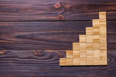 Tahta bloklar küp üzerinde siyah ahşap dokulu arka plan kopya alanı ekle kelime metin başlık için ile. Kavram ya da kavramsal ahşap blok merdiven ya da yedi adımlar. Kübik.