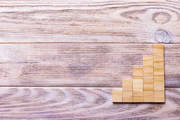 Tahta bloklar küp üzerinde siyah ahşap dokulu arka plan kopya alanı ekle kelime metin başlık için ile. Kavram ya da kavramsal ahşap blok merdiven ya da beş adım. Kübik.