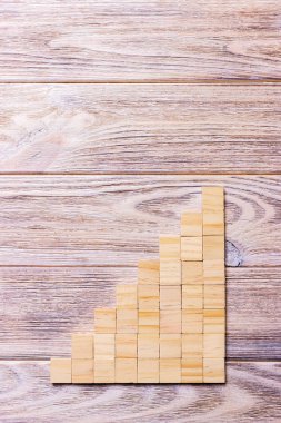 Tahta bloklar küp üzerinde siyah ahşap dokulu arka plan kopya alanı ekle kelime metin başlık için ile. Kavram ya da kavramsal ahşap blok merdiven ya da sekiz adım. Kübik.