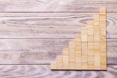 Tahta bloklar küp üzerinde siyah ahşap dokulu arka plan kopya alanı ekle kelime metin başlık için ile. Kavram ya da kavramsal ahşap blok merdiven ya da dokuz adım. Kübik.