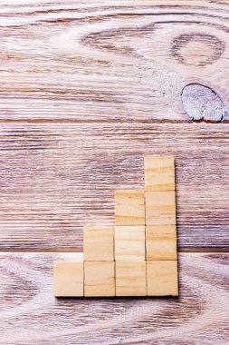 Tahta bloklar küp üzerinde siyah ahşap dokulu arka plan kopya alanı ekle kelime metin başlık için ile. Kavram ya da kavramsal ahşap blok merdiven ya da dört adım. Kübik.