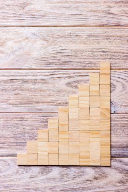 Tahta bloklar küp üzerinde siyah ahşap dokulu arka plan kopya alanı ekle kelime metin başlık için ile. Kavram ya da kavramsal ahşap blok merdiven ya da dokuz adım. Kübik.