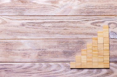 Tahta bloklar küp üzerinde siyah ahşap dokulu arka plan kopya alanı ekle kelime metin başlık için ile. Kavram ya da kavramsal ahşap blok merdiven ya da yedi adımlar. Kübik.