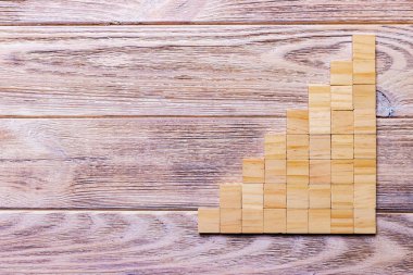 Tahta bloklar küp üzerinde siyah ahşap dokulu arka plan kopya alanı ekle kelime metin başlık için ile. Kavram ya da kavramsal ahşap blok merdiven ya da sekiz adım. Kübik.