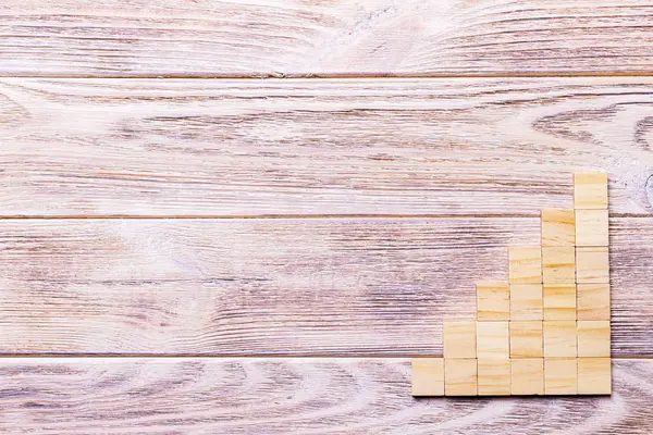 Tahta bloklar küp üzerinde siyah ahşap dokulu arka plan kopya alanı ekle kelime metin başlık için ile. Kavram ya da kavramsal ahşap blok merdiven ya da altı adımda. Kübik.