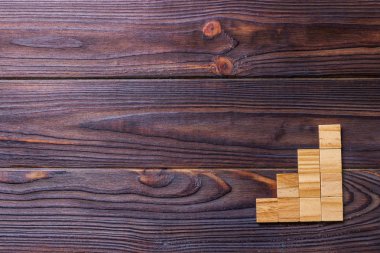 Tahta bloklar küp üzerinde siyah ahşap dokulu arka plan kopya alanı ekle kelime metin başlık için ile. Kavram ya da kavramsal ahşap blok merdiven ya da dört adım. Kübik.