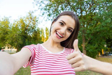 Çok gülümseyen kız selfie, uzun saçlı esmer Beyaz giysili, closeup yapma