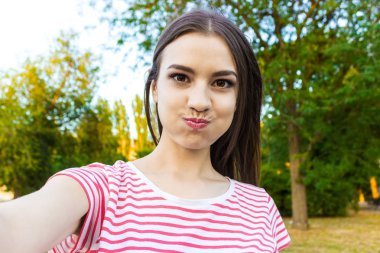 Çok gülümseyen kız selfie, uzun saçlı esmer Beyaz giysili, closeup yapma