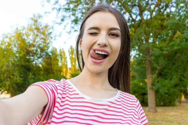 Güzel kentsel kadın alarak fotoğrafını, selfie.