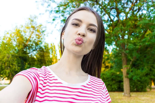 Güzel kentsel kadın alarak fotoğrafını, selfie.