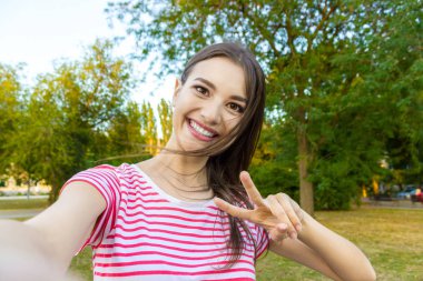 Trendy kız yüz Close-Up selfie fotoğraf yapıyor.