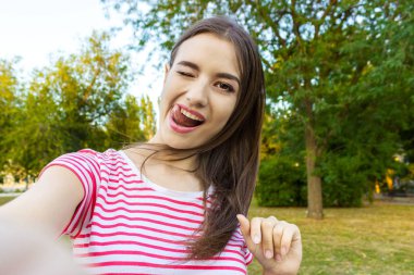 Güzel kentsel deli kadın alarak fotoğrafını, selfie.