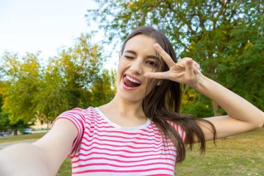 Güzel kentsel deli kadın alarak fotoğrafını, selfie.