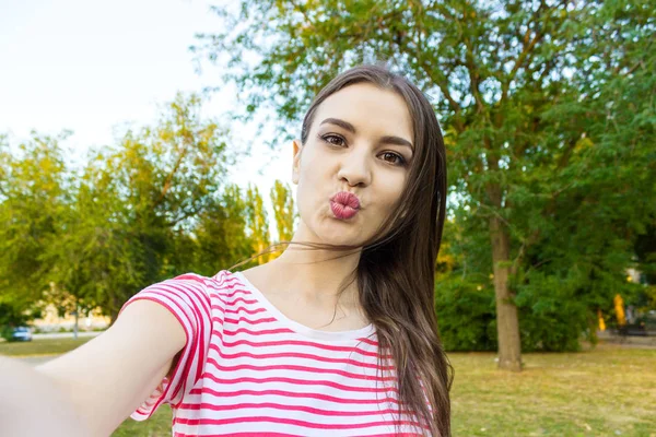 Güzel kentsel deli kadın alarak fotoğrafını, selfie.