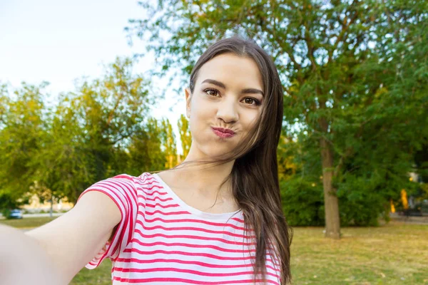 Güzel kentsel deli kadın alarak fotoğrafını, selfie.