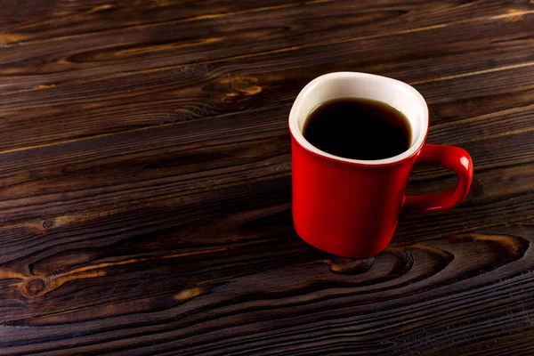 Filiżanka kawy rano czerwony o podłoże drewniane — Zdjęcie stockowe