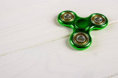 Spinner topluca oyuncakla kopya alanı yaratıcı tasarım projesi için stres giderici ahşap masa arka plan üzerinde.