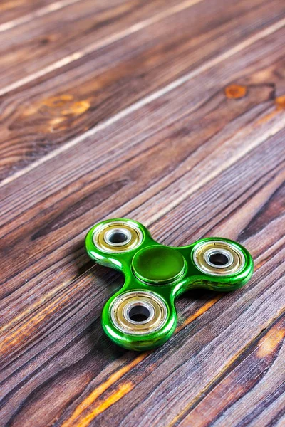Bir yeşil topluca spinner atış kapatmak