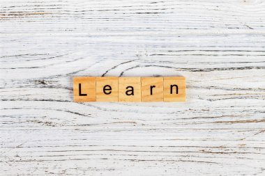 Ahşap blok üzerinde yazılı kelime öğrenmek. Blok kavramı kelime öğrenmek
