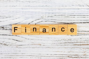 Finans word tablosundaki ahşap blok üzerinde yazılı