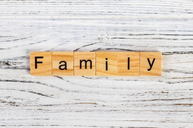 Aile kelime kavram. Aile kelime yazılı içinde ahşap küp