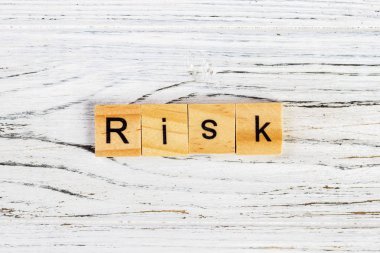 Risk kelime yazılı içinde ahşap küp kavramı